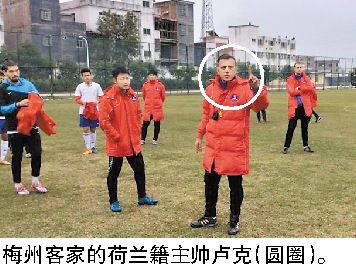 荷兰足球教练如是说:在华荷兰教练拿不到薪金?在我身上没有发生