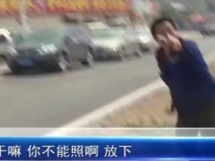 这位仁兄真猛！怒火攻心，竟然朝记者举起了砖头