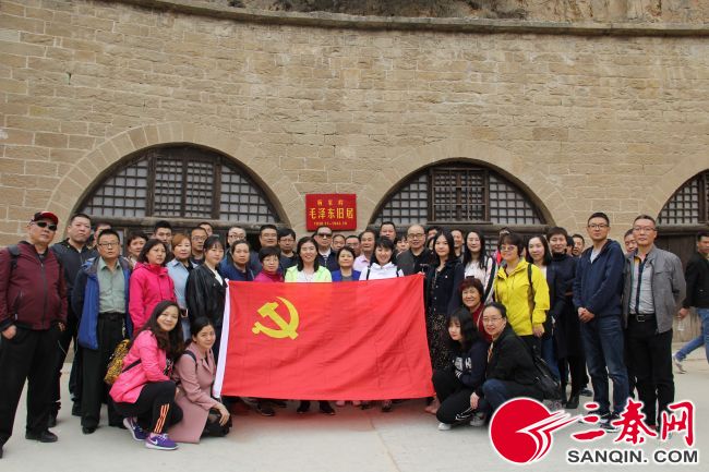 长乐坊街道组织省老医协等单位*党**员赴梁家河参观学习