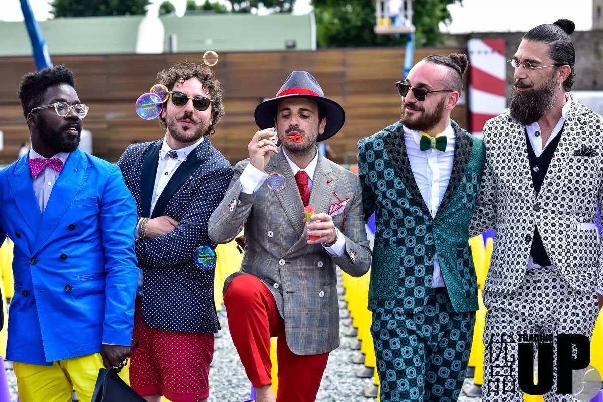 是时候该羡慕一下男士风尚传统了,毕竟绅士们连领带都可以定制