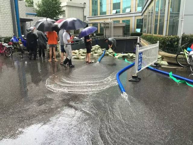 致敬暴雨时守护我们的人,致敬在暴雨中的坚守