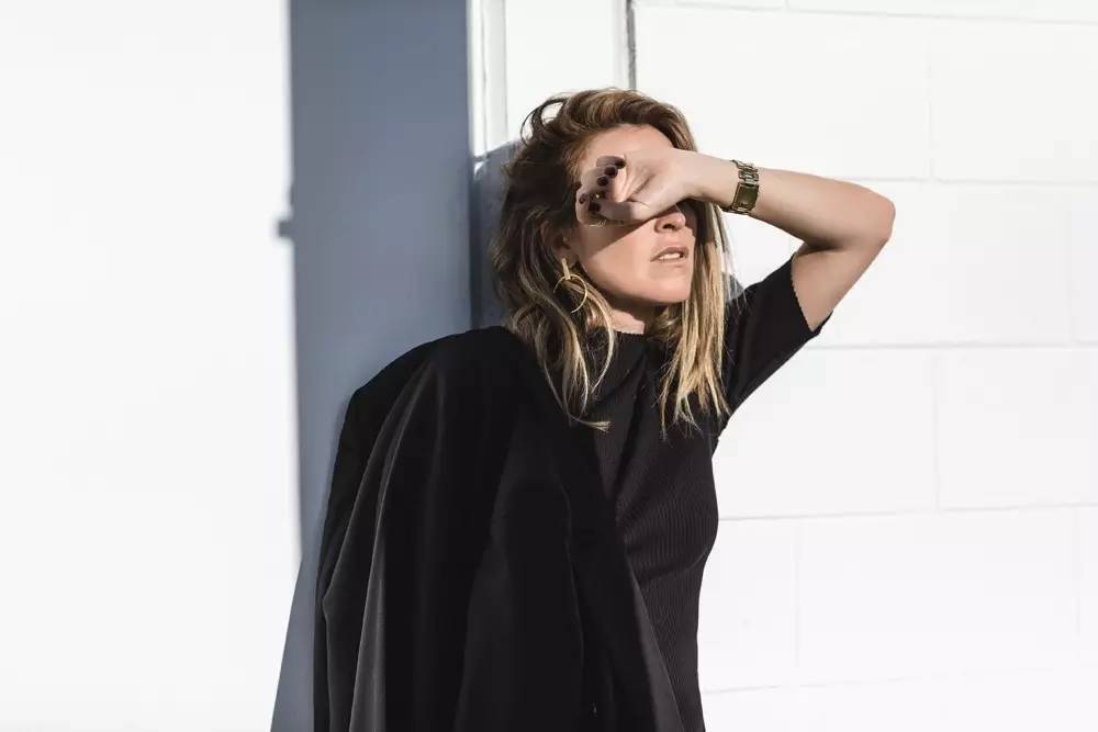 为什么我们穿很多衣服都不奇怪,为什么我们天天都要穿红色的衣服