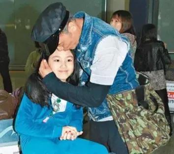 黄多多烧钱式教育,黄多多年薪多少钱