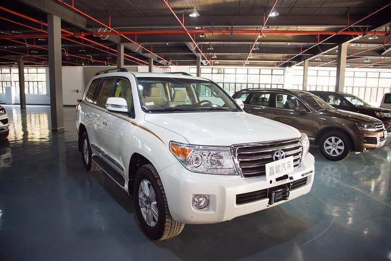 奔驰威霆水晶宝座5.0灰色,库存16款奔驰威霆