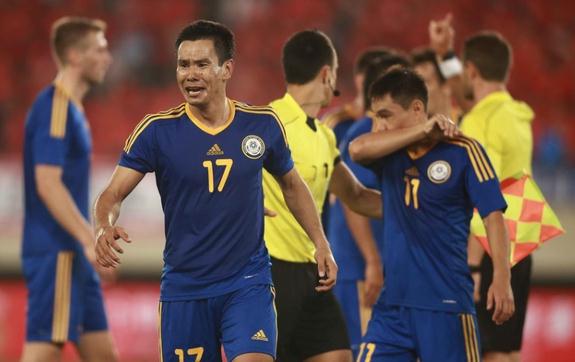 邹正断腿阿尔维斯怎么处理的,邹正断腿巴萨球员去医院探望