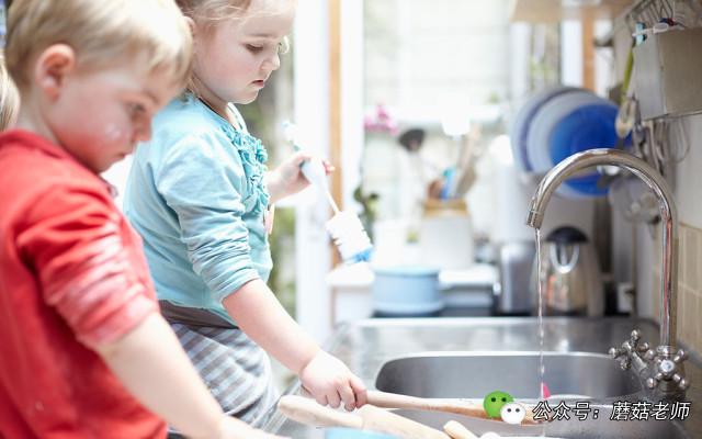 宝宝吃饭到处乱跑不积极如何收拾,孩子吃饭坐不住妙招