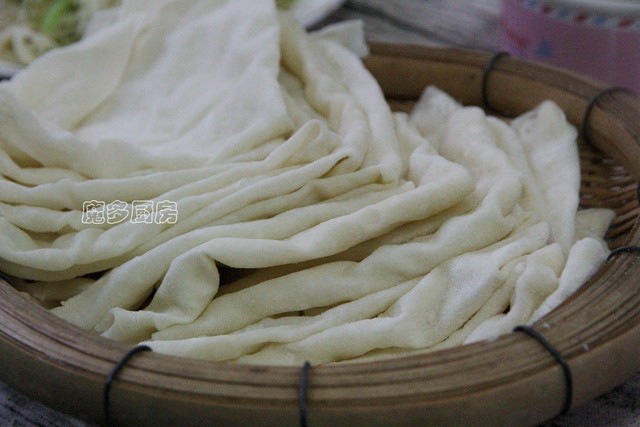 这个馍薄如纸，却筋道美味，在我家它和土豆丝是标配，全家都爱吃