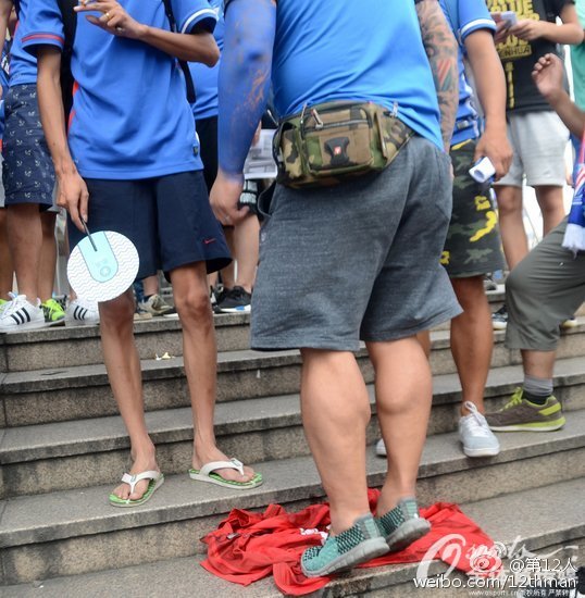 足球流氓打意大利球迷,申花球迷穿着上港球衣打上港球迷