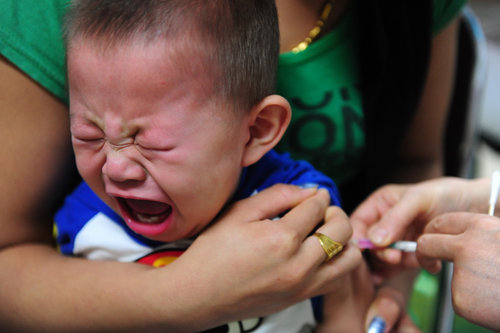 宝宝不及时接种疫苗有什么后果,男婴打疫苗后身亡跟疫苗有关吗