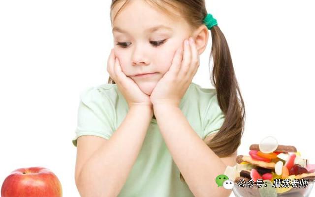 宝宝吃饭到处乱跑不积极如何收拾,孩子吃饭坐不住妙招