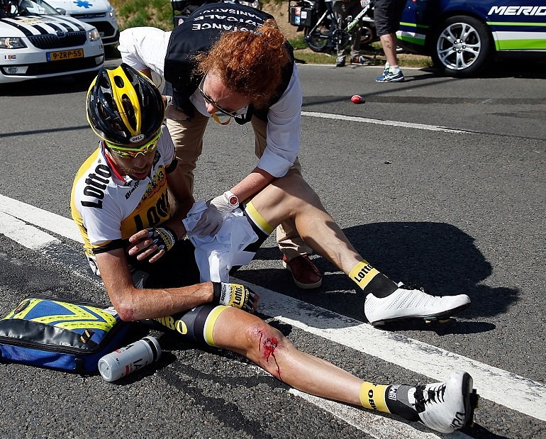 骑车擦伤怎么处理不留疤,骑车受了点擦伤怎么处理