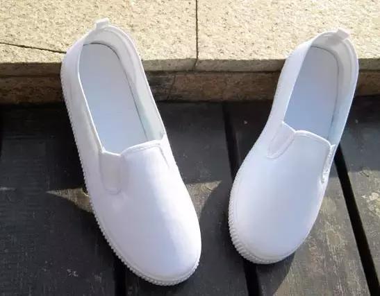 60岁阿姨都穿小白鞋，那我只好穿小粉鞋了