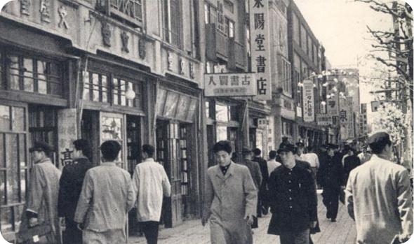 孙中山和周恩来都爱逛的那条街，有一家97年不变的书店。