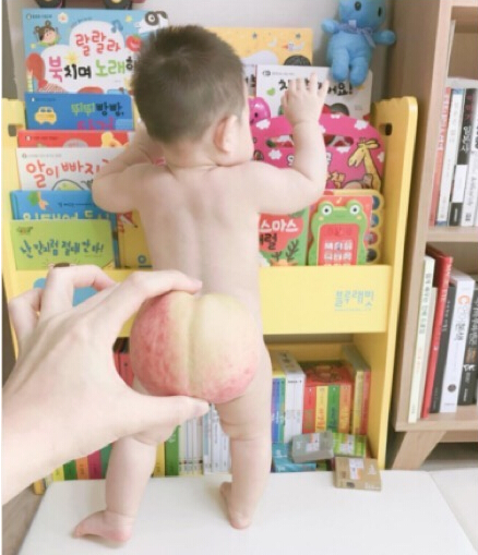 无缝对接丨这才是真正的蜜桃臀！最新晒娃技能走红，娃娃以后咋个面对桃子哦······