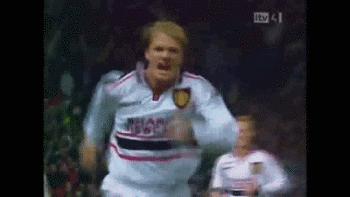 进球庆祝抓草皮吃被红牌罚下,庆祝进球之后被队友打