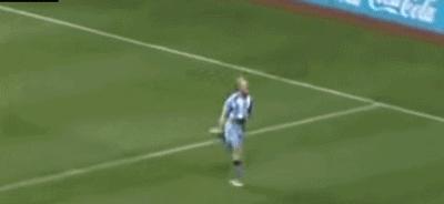 进球庆祝抓草皮吃被红牌罚下,庆祝进球之后被队友打