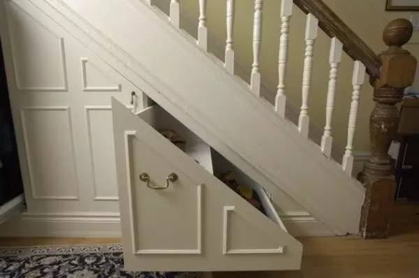 一楼楼梯死角设计,比较暗的楼梯下死角如何设计