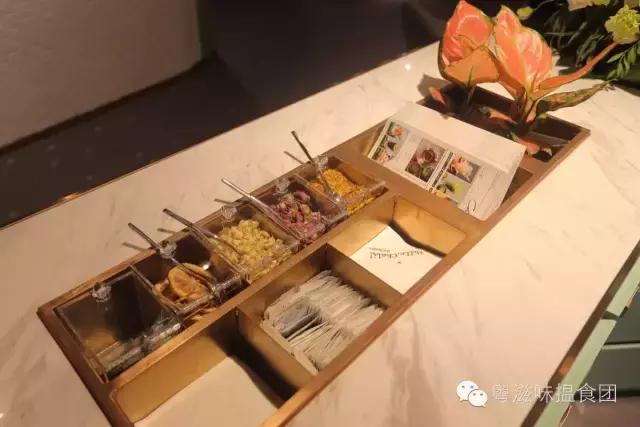 轻奢金x薄荷绿,原来你是这么一家茶饮店(文末教你刷我的卡