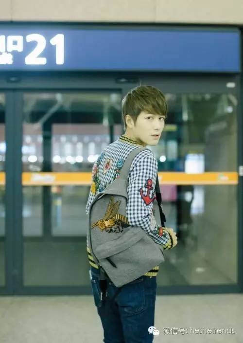 你知道就算大雨让整座城市颠倒你还可以解放双手背双肩包