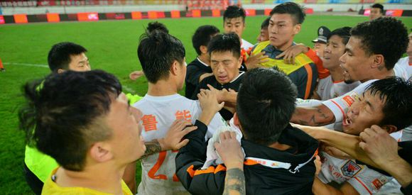 盘点上赛季中超联赛的争议判罚,中超球迷评价比赛