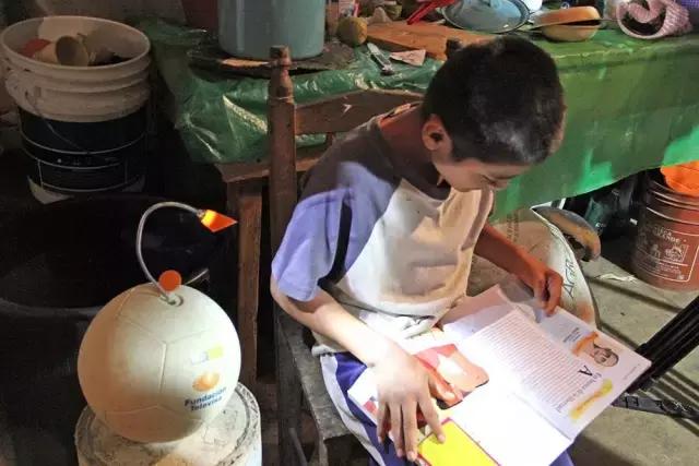 她用一个足球，解决了非洲家庭的供电难题。