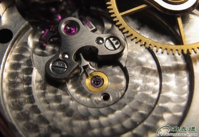 它根本就符合苛刻的日内瓦标准，古董浪琴一个没落的贵族