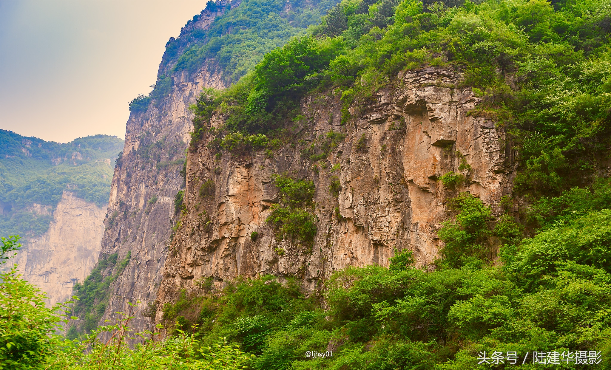 锡崖沟挂壁公路第一视角,锡崖沟悬崖上的挂壁公路