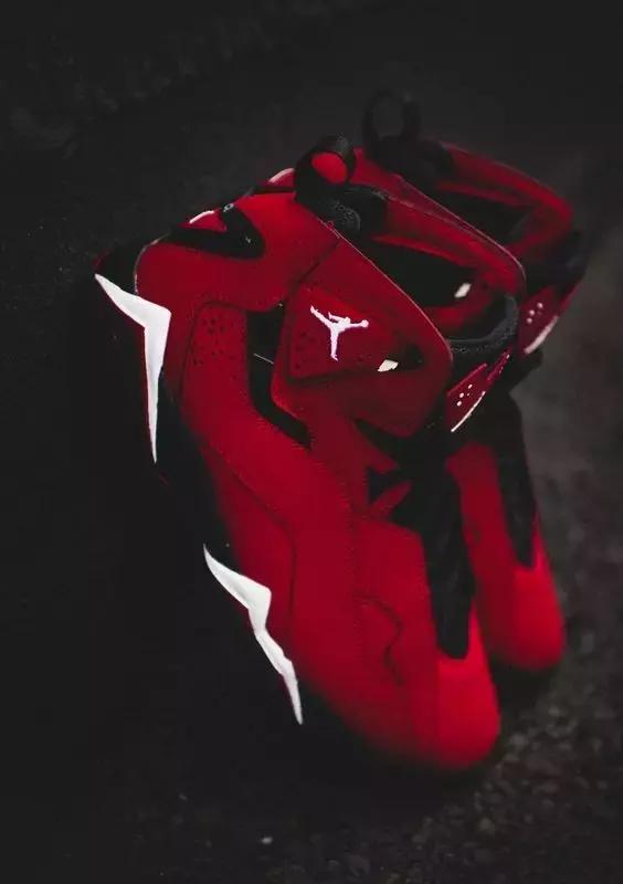 球鞋/最爱脚下那抹红，今夏潮人都得踩个它