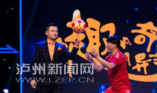 纳溪男子舌转足球绝技上了央视舞台曾到过29个国家表演