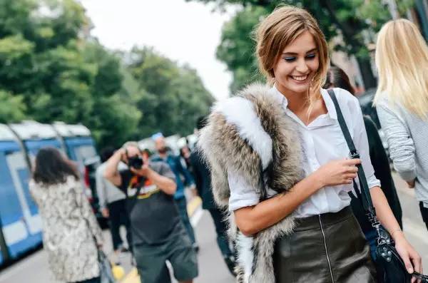 年会怎么穿衣服,年会穿什么衣服和鞋子