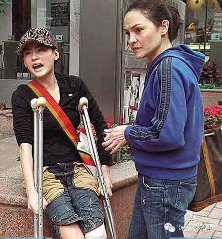 柏芝妈55岁勇闯娱乐圈！她手撕谢家的往事，就是一部老炮儿传奇