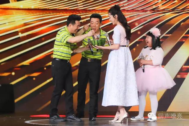 《天将雄狮》成龙的搭档小王子帅萌亮相!吕薇、赵忠祥节目现场吃西瓜
