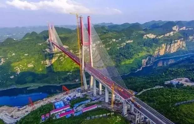 开车路口要不要踩刹车,开车路口千万注意安全