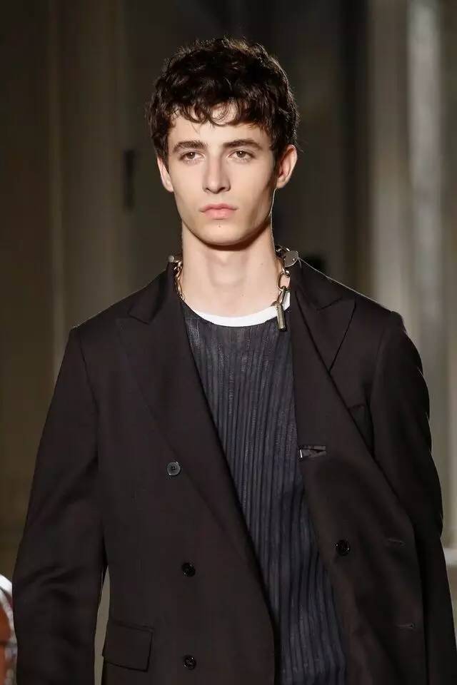 教你妆｜看看男装周男模们的脸，你还好意思不护肤？送茱莉蔻～