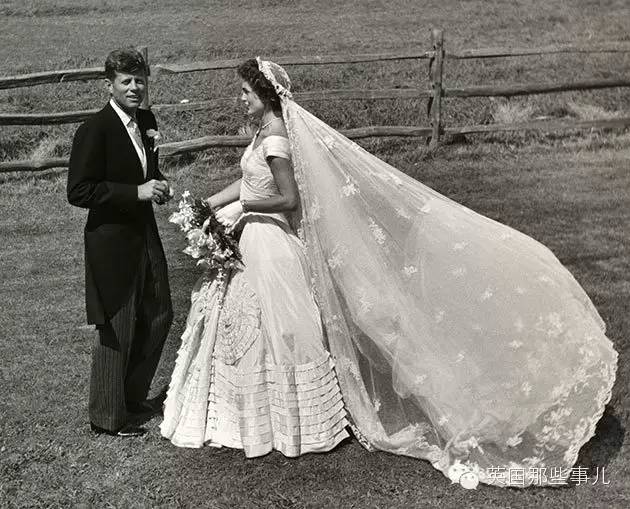 婚纱历史不过100多年，这些年那些令人惊艳的婚纱，你会对哪一款尖叫~