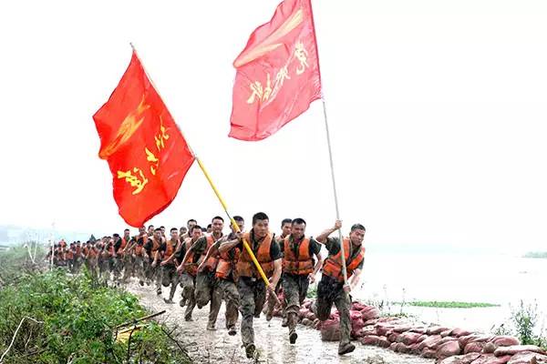 安徽无为百姓给抗洪救灾部队送饭,抗洪结束人民群众欢送感动流泪