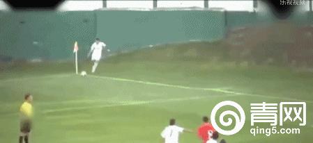 足球gif经典配合,gif足球射门