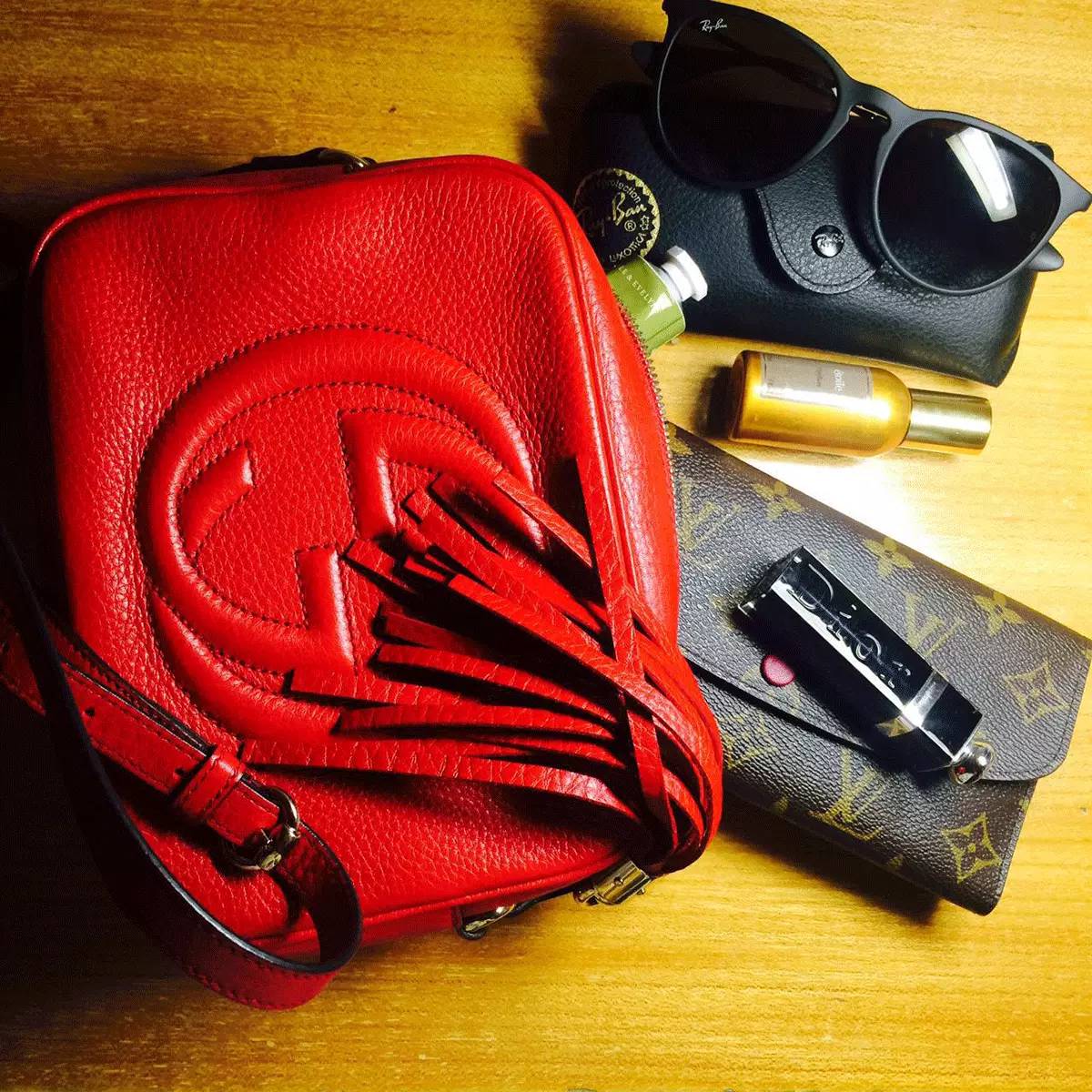 粉丝寄来了一箱包包,粉丝发来的包裹