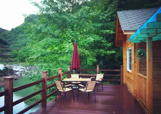 山间漂流避暑旅游,浙江深山避暑天堂住木屋