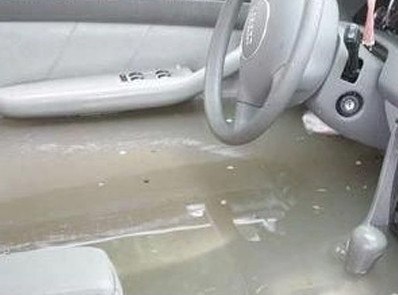 下暴雨了坐车子关窗户,大暴雨忘记关车窗怎么办