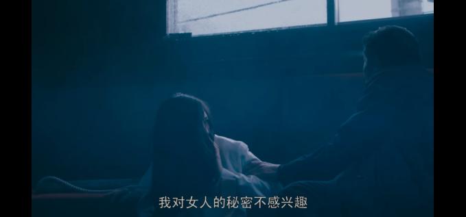 老牛吃嫩草!退休老警察凭什么获得年轻美少女疯狂垂青?