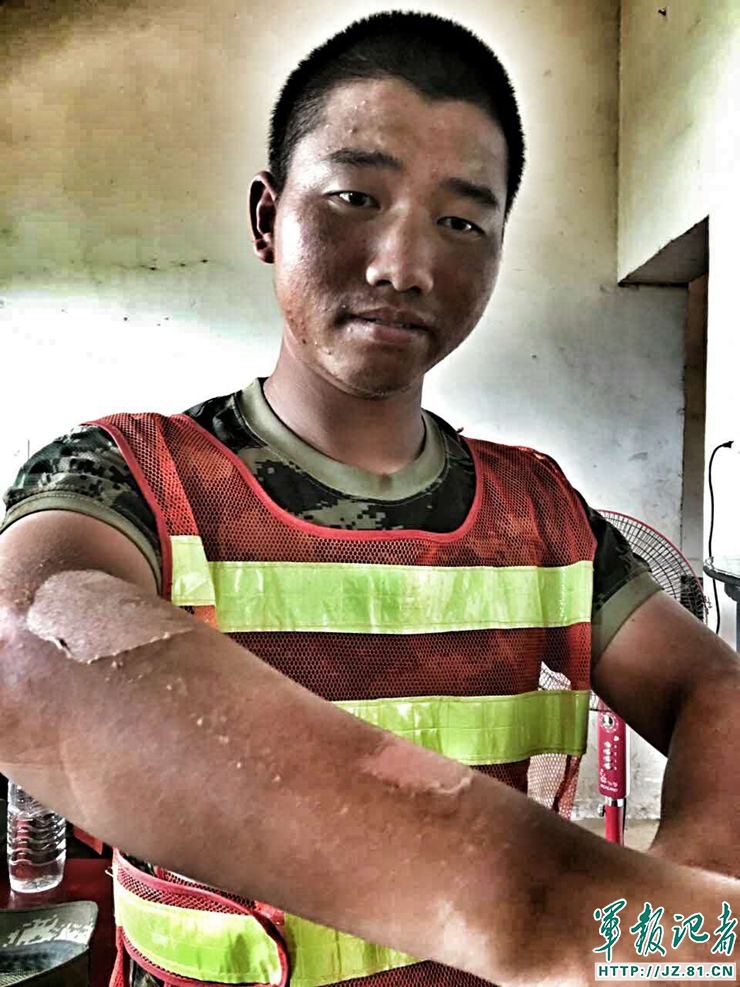 40度的高温天气救火人员真辛苦,39度高温下的坚守视频