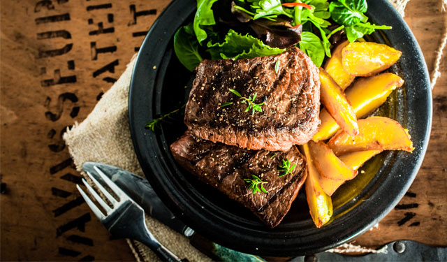 食物冻在冰箱上怎么办,冰箱冻一年的食物还能吃吗