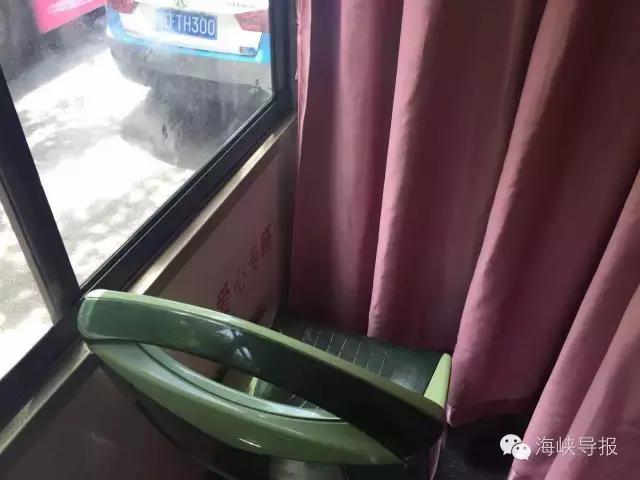 更爱厦门啦！2路公交车设了哺乳室！坐车时看见这帘子请呵护