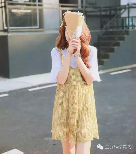 吊带裙有点露怎么穿,吊带裙太露了怎么搭配