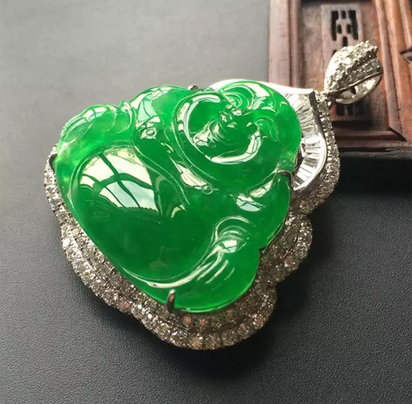 翡翠镯子和翡翠吊坠,翡翠吊坠和手镯哪个更有价值