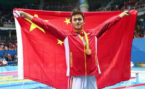 不要再说中国队服丑了明明时尚圈的西红柿炒蛋很美