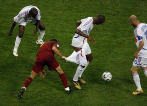 踢足球那些搞笑的事,踢好足球一件非常有趣的事情