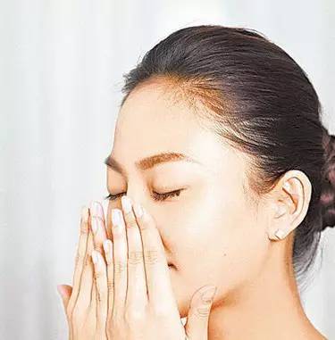 碰到脸肿了怎么快速消肿,消肿脸的最快方法男生