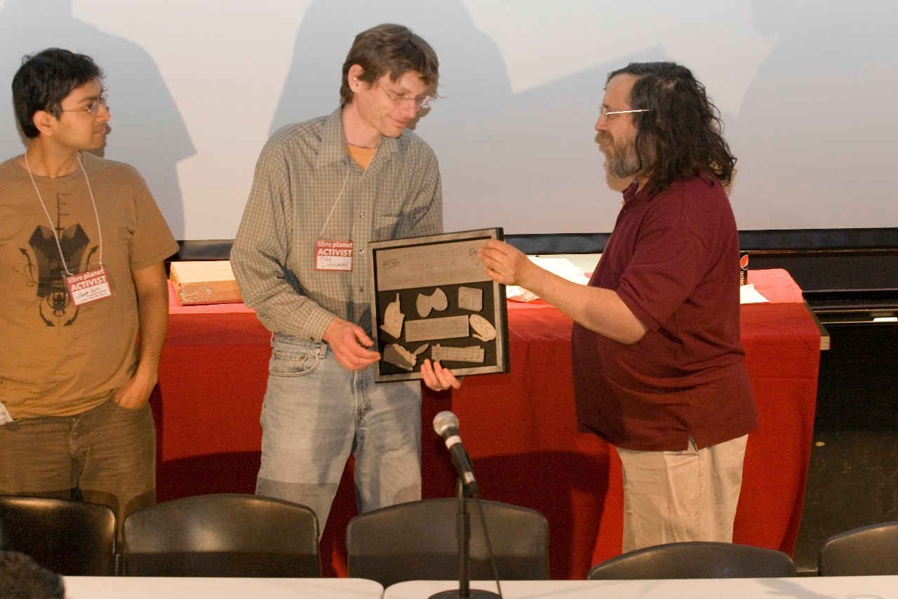 痛斥乔布斯,炮轰盖茨,自由软件之父最爱用中国上网本